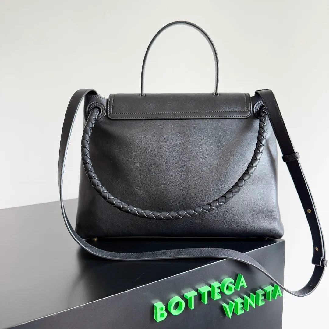 Batch 2360 BottegaVeneta Latest Ciao Ciao Bag Silky cowhide two-way flap handbag with signature twist detail, hidden hook closure, flap can be fastened to the front or attached to the INTRECCIATO woven interior pocket, comes with an adjustable and detachable crossbody strap, interior compartment, and also features a zippered pocket. The surprise flap has various shapes. Style 1 - Cover the bag surface and expose the knot decoration. Style 2 - Place the flap inside the bag. A buckle is also designed. Style 3 - The U-shaped position of the top handle in the hand bag. Style No.: 817231 Size: 34*26*15cm